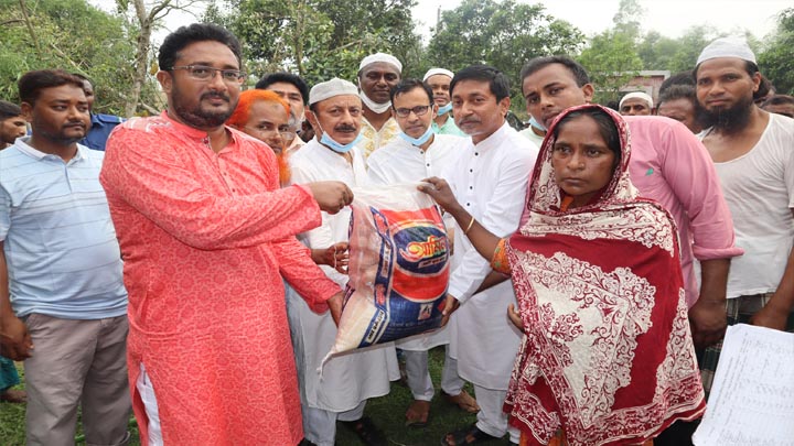 ঝড়ে ক্ষতিগ্রস্তদের খাদ্য সহায়তা দিলেন বিশিষ্ট্র ব্যাসায়ী রুহুল আমিন